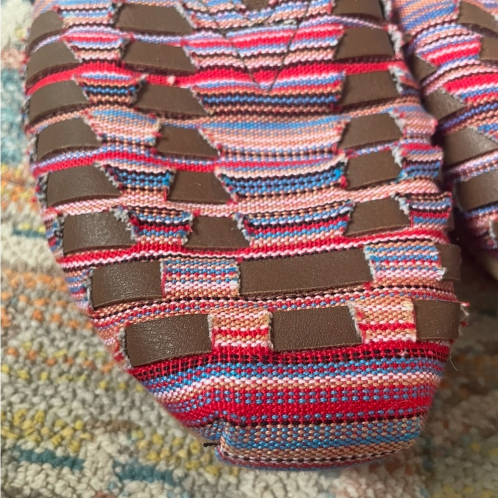 Tom's slip on Huaracha shoes flats NEW great for vacay size 8.5 super cute comfy - Picture 4 of 5